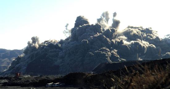 图文:宁夏5400吨炸药爆破采煤 1400万吨“煤中之王”将重见天日(3)